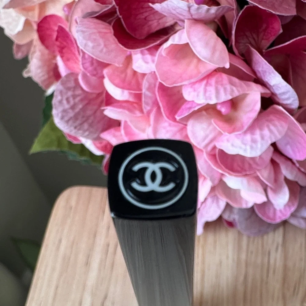 CHANEL compact black